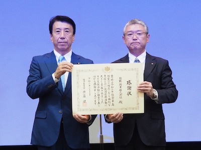齋藤経済産業大臣と日野興業株式会社代表取締役社⻑ 積田喜信